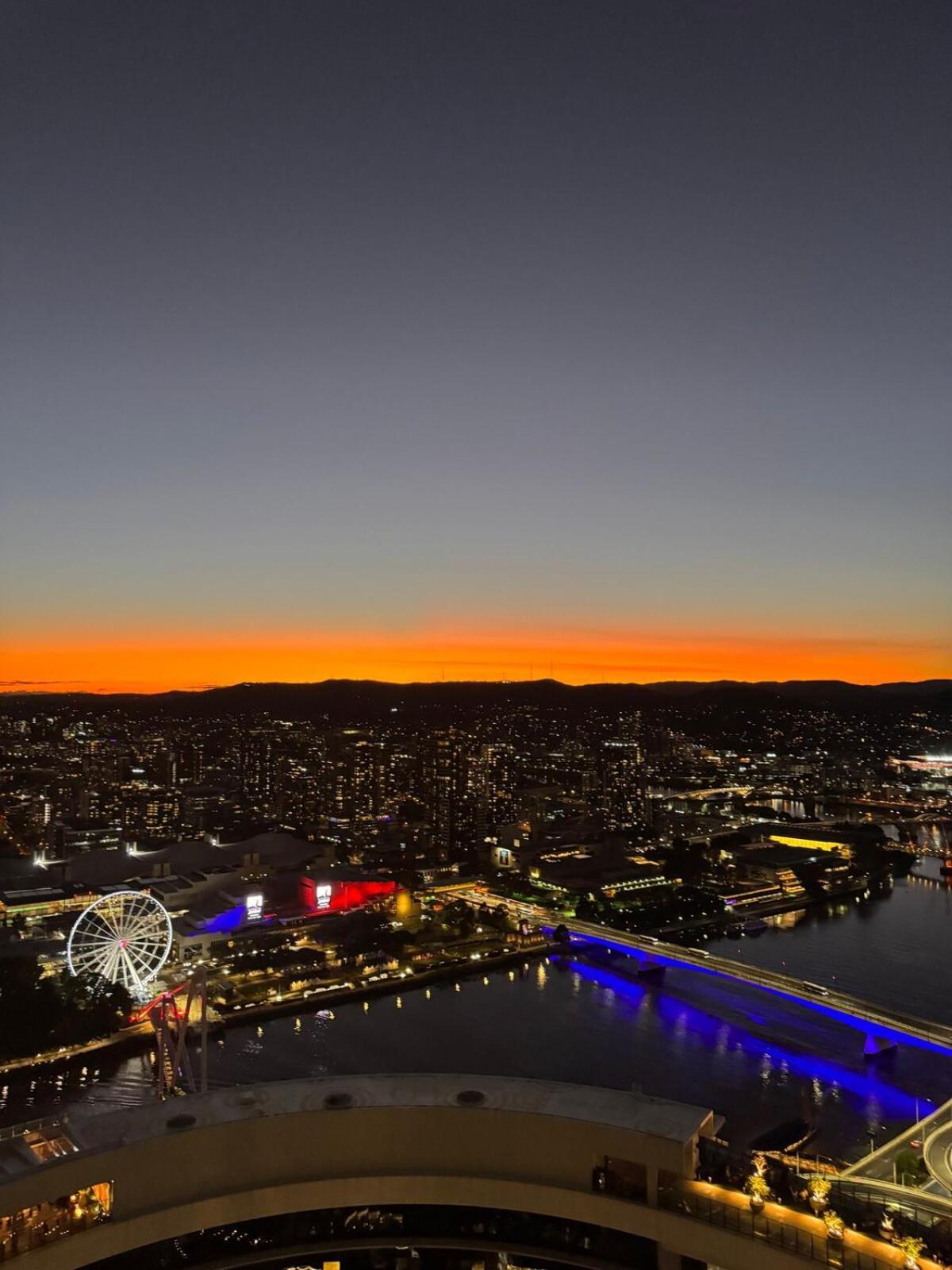 Stunning River View 2 br Casino Qw Apartment *