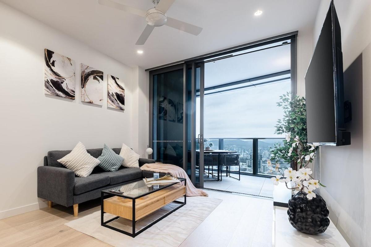 Stunning River View 2 br Casino Qw Apartment