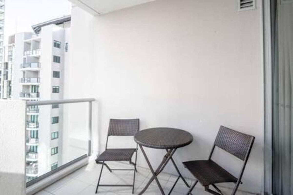 Chic Living 1b1b Shared Pool Bbq Gym Apartment Brisbane