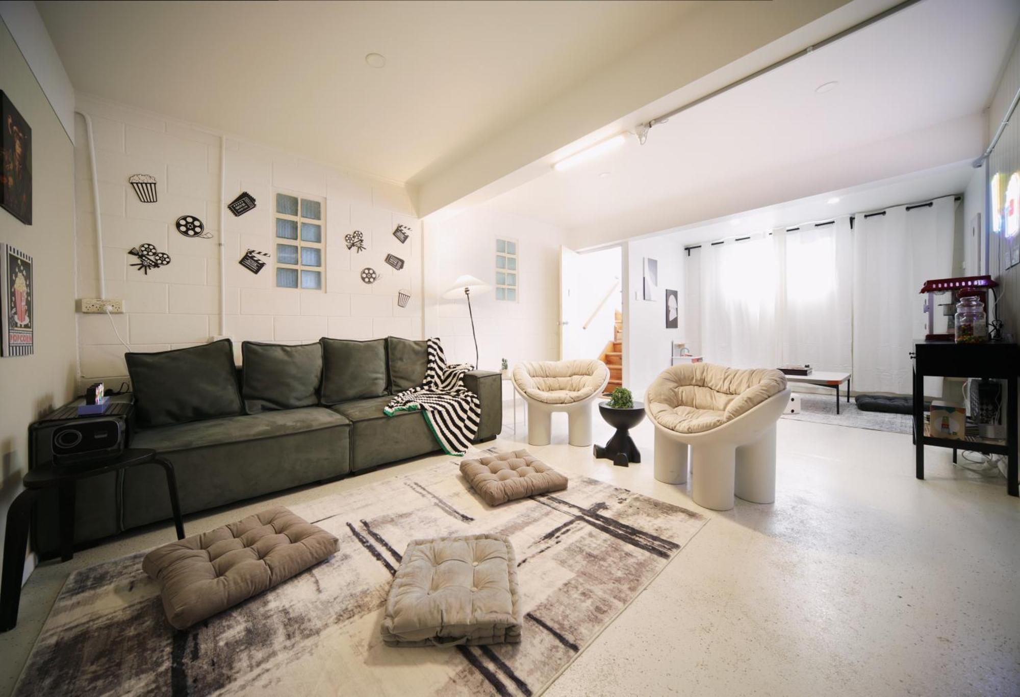 Charming Retro Retreat With Cozy Nights And Sweet Treats Close To Pa