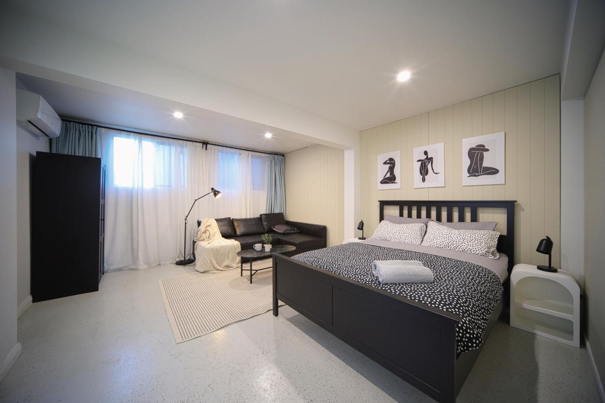 Charming Retro Retreat With Cozy Nights And Sweet Treats Close To Pa *