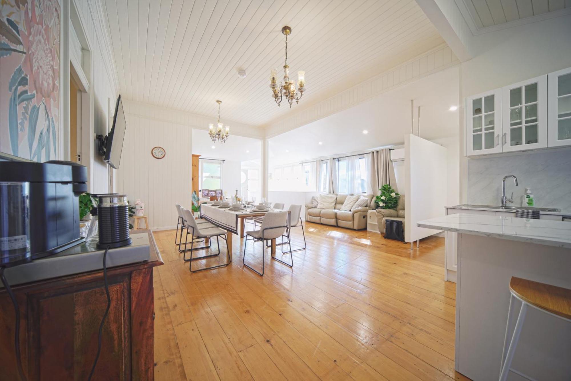 Holiday home Charming Retro Retreat With Cozy Nights And Sweet Treats Close To Pa *