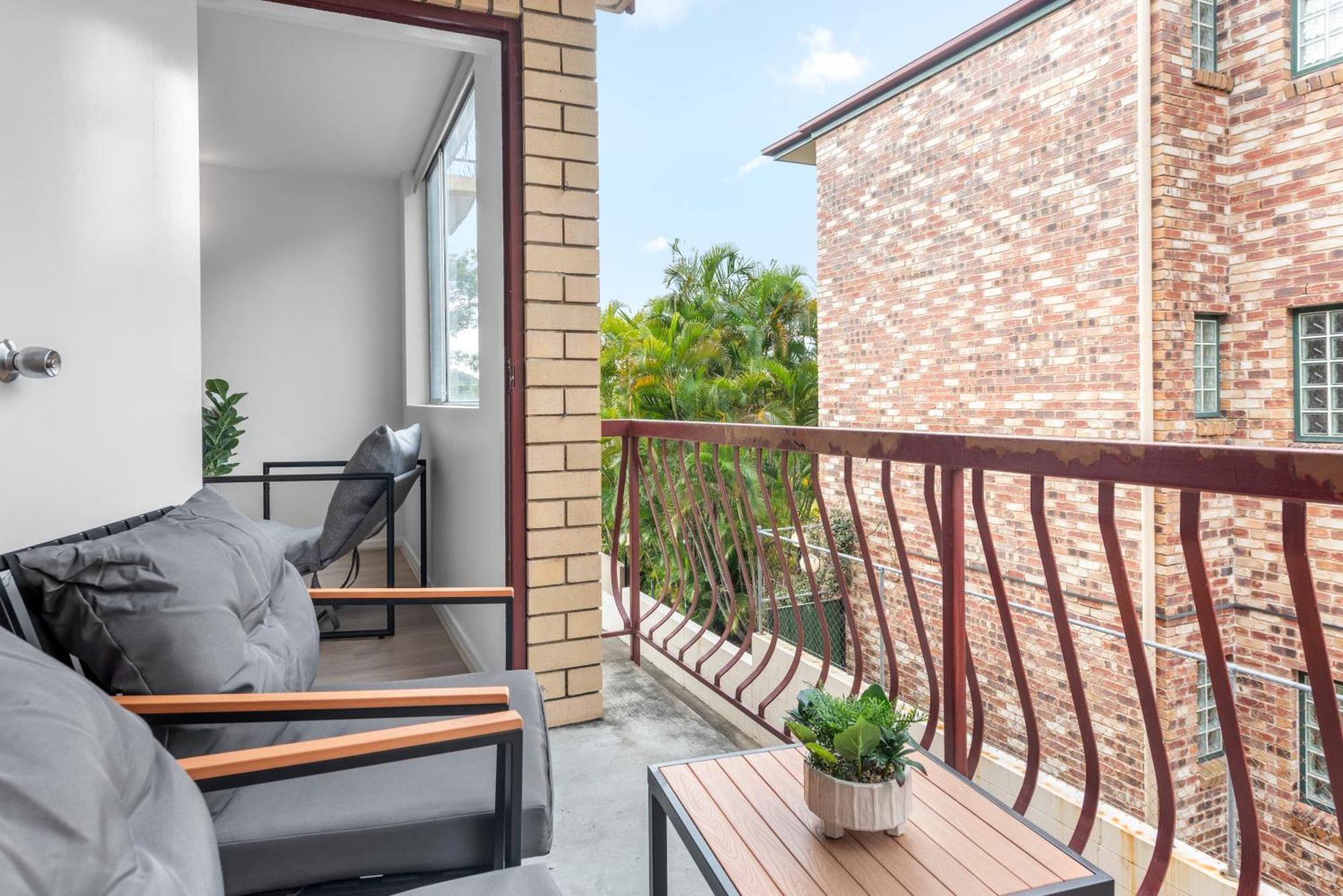 Spacious 1br Near Hospital, Qut And Cbd With Parking!