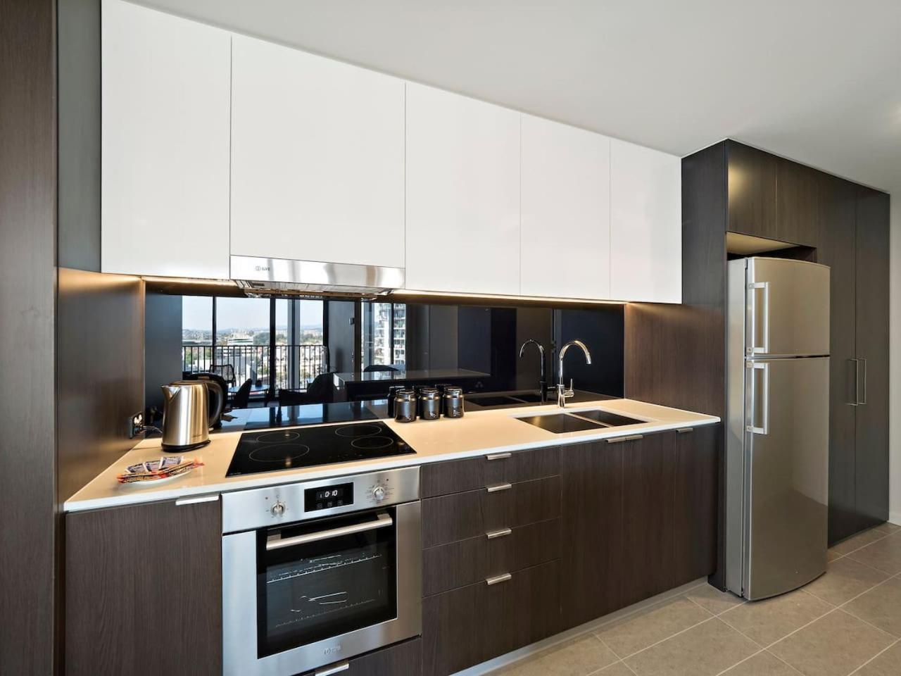 Elevated Cbd Living 2br With Skyline Views Apartment *