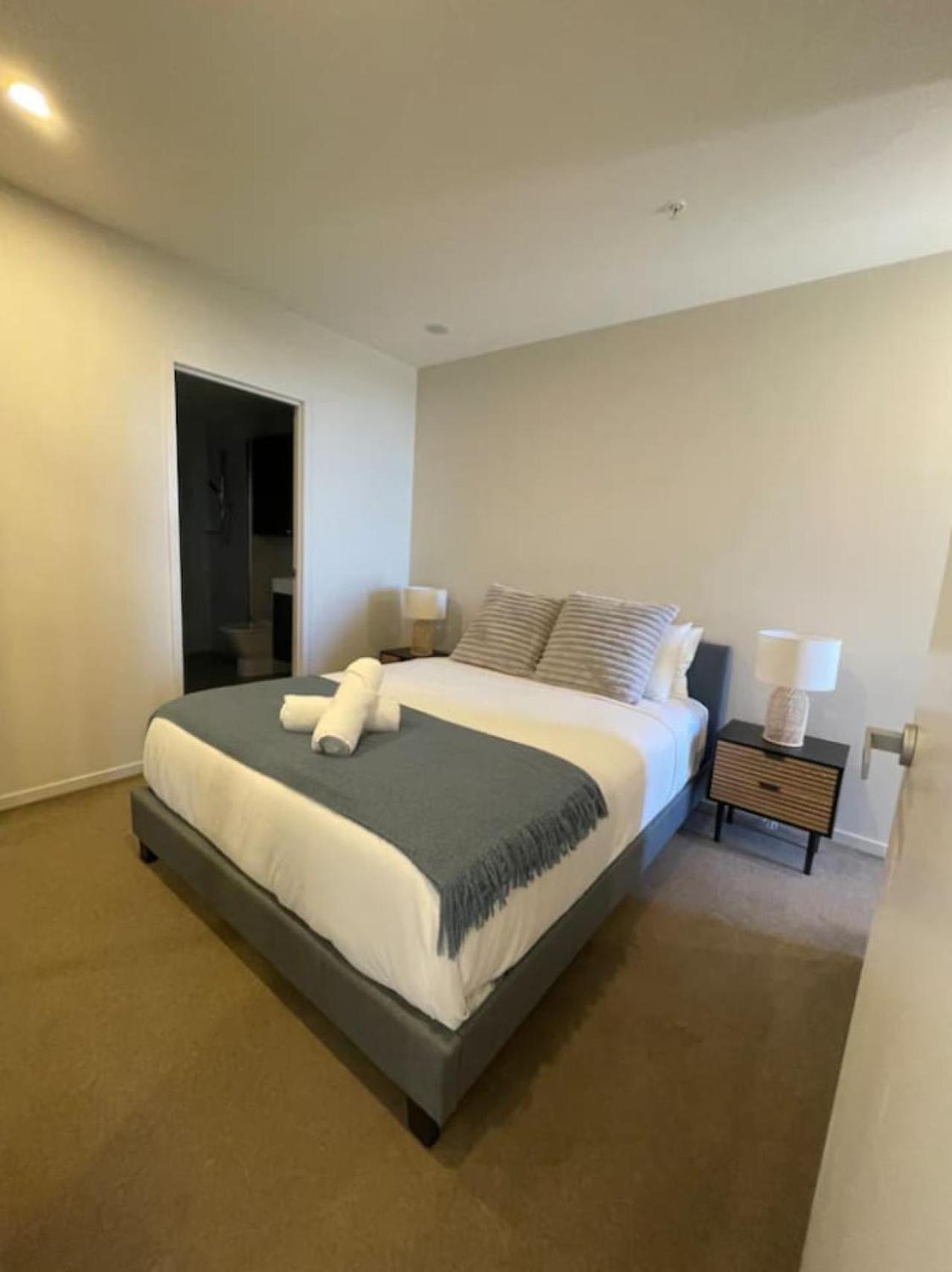 Elevated Cbd Living 2br With Skyline Views