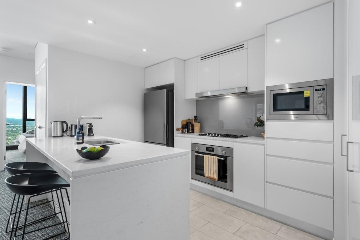 Skyrise Style - 1bed-1bath-1car-views - Cbd Apartment *