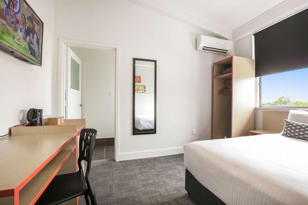 Hotel Nightcap At Camp Hill Brisbane