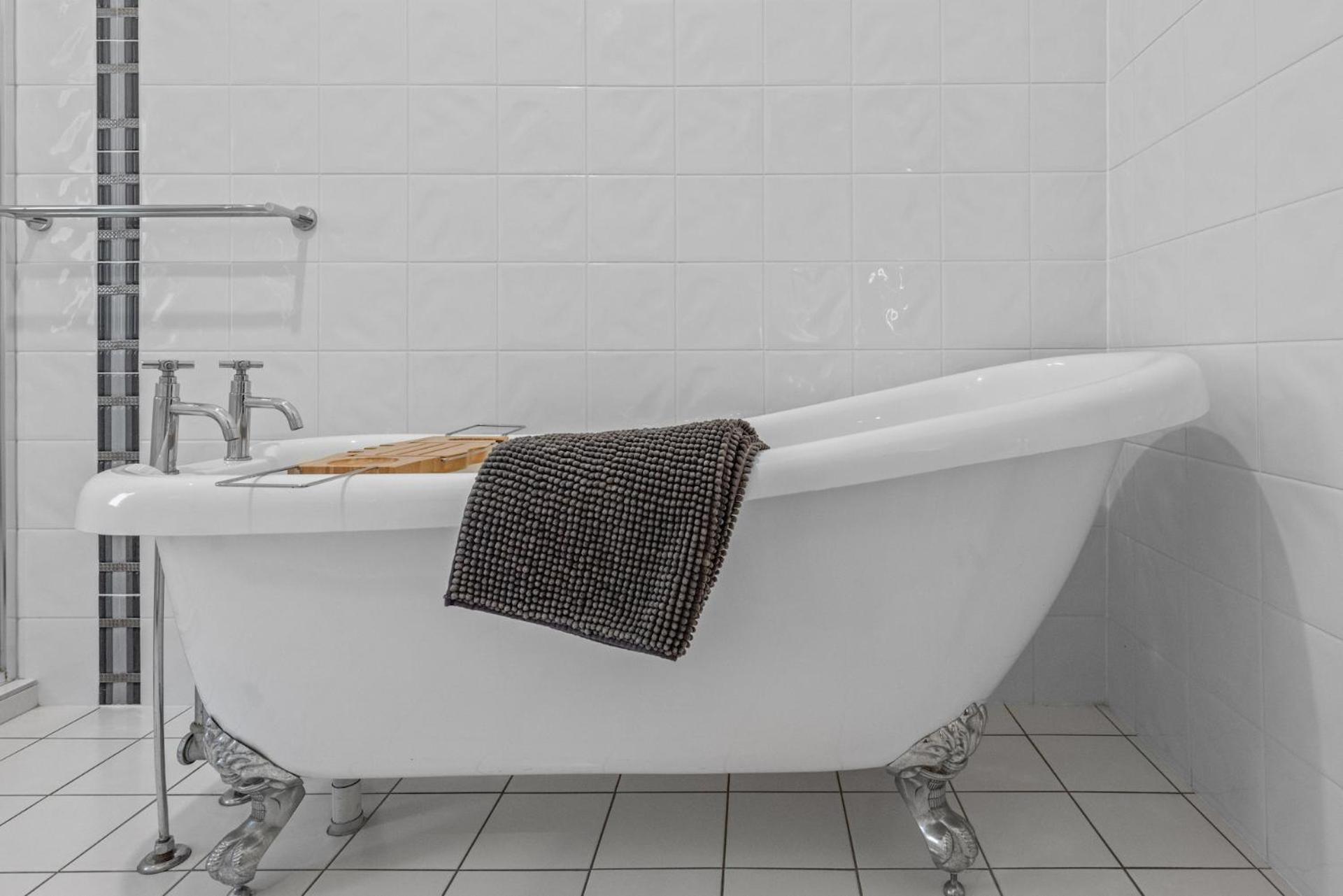 Comfy Character Qld'r ~ 3bed Self-contained-upstairs House W/parking ~ Woolloongabba