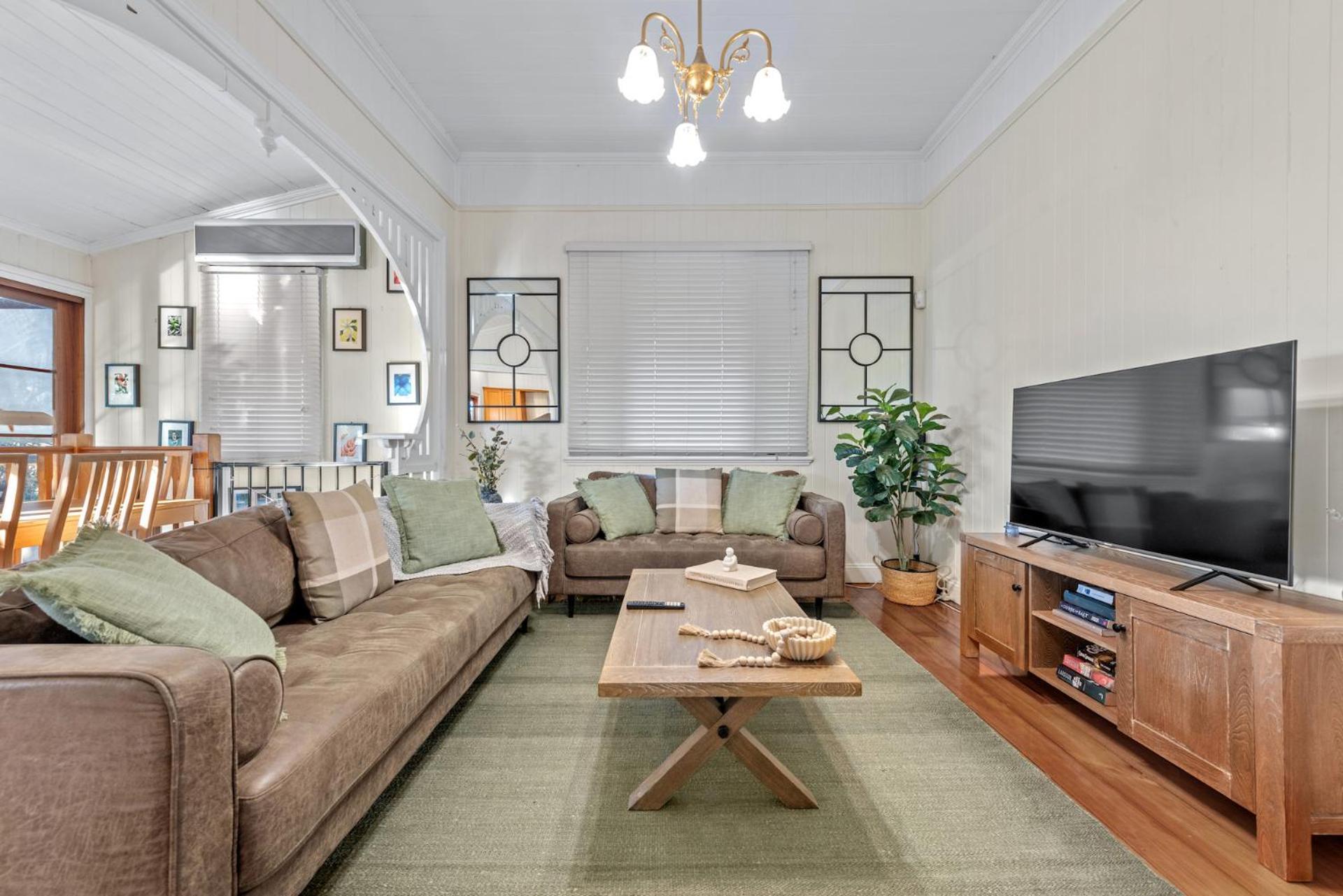 Holiday home Comfy Character Qld'r ~ 3bed Self-contained-upstairs House W/parking ~ Woolloongabba *