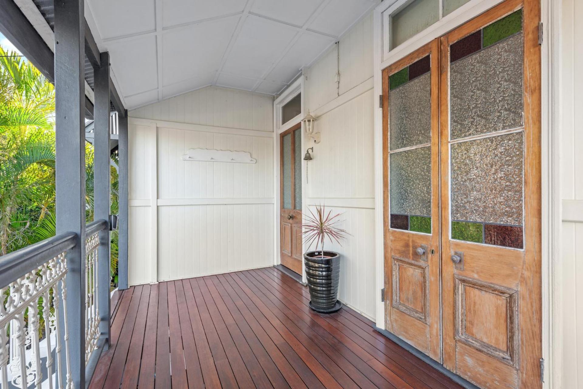 Holiday home Comfy Character Qld'r ~ 3bed Self-contained-upstairs House W/parking ~ Woolloongabba *