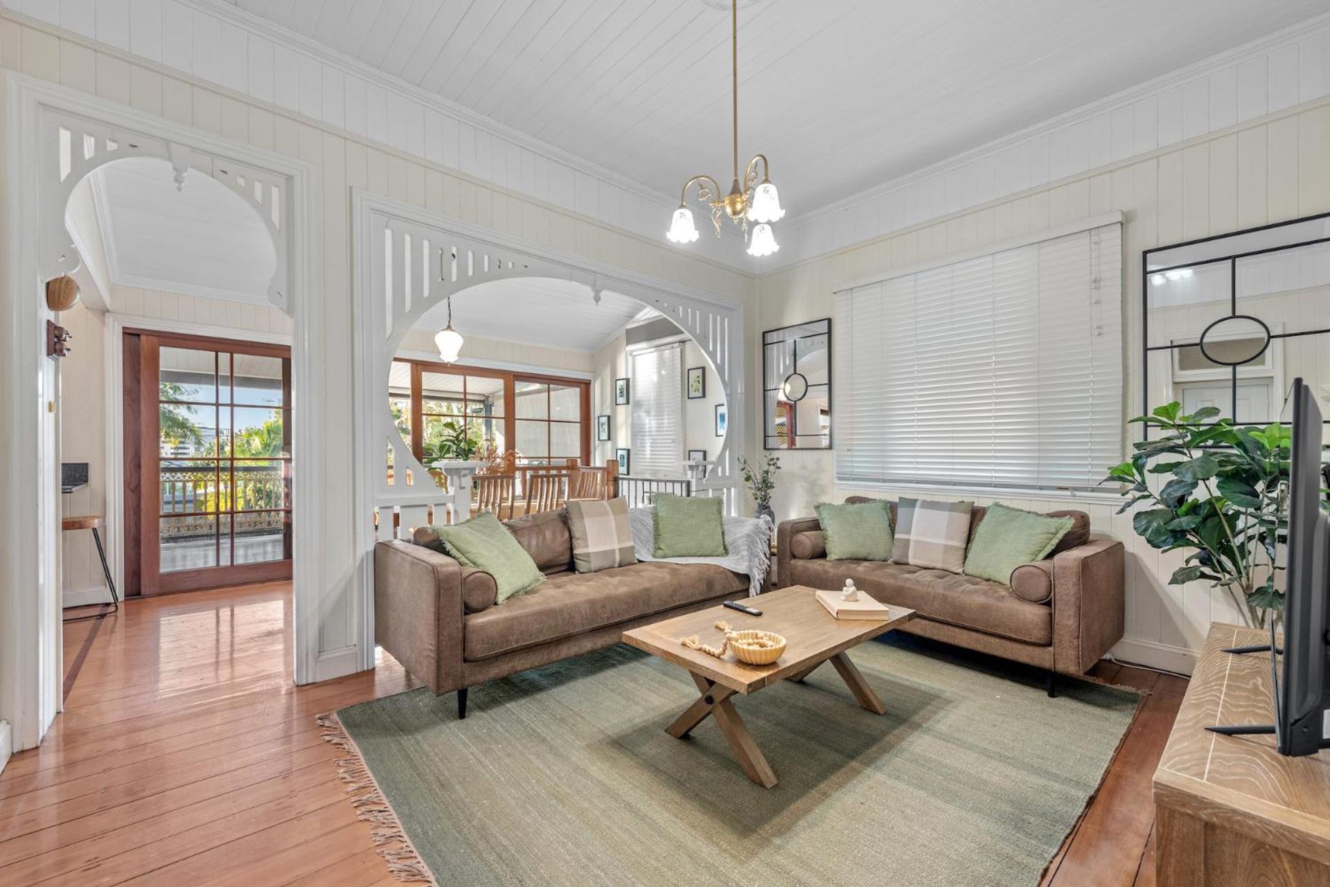 Comfy Character Qld'r ~ 3bed Self-contained-upstairs House W/parking ~ Woolloongabba Brisbane