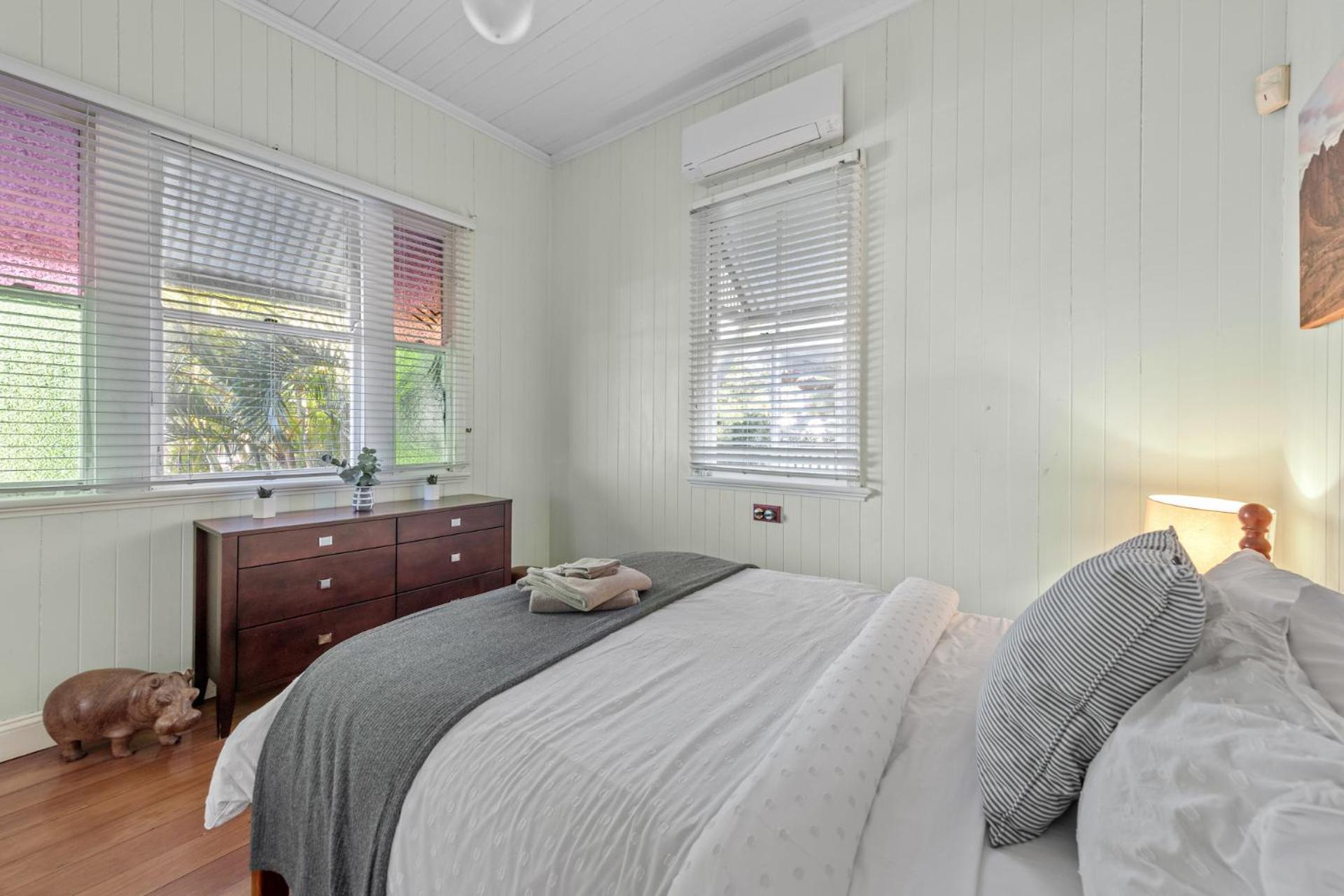 Holiday home Comfy Character Qld'r ~ 3bed Self-contained-upstairs House W/parking ~ Woolloongabba *