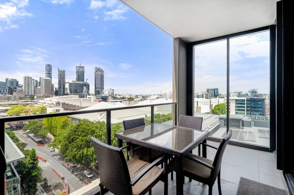 Stunning & River Views Rooftop Pool Gym Apartment *