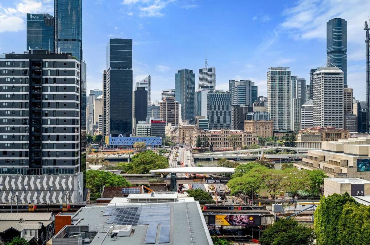 Stunning & River Views Rooftop Pool Gym Brisbane