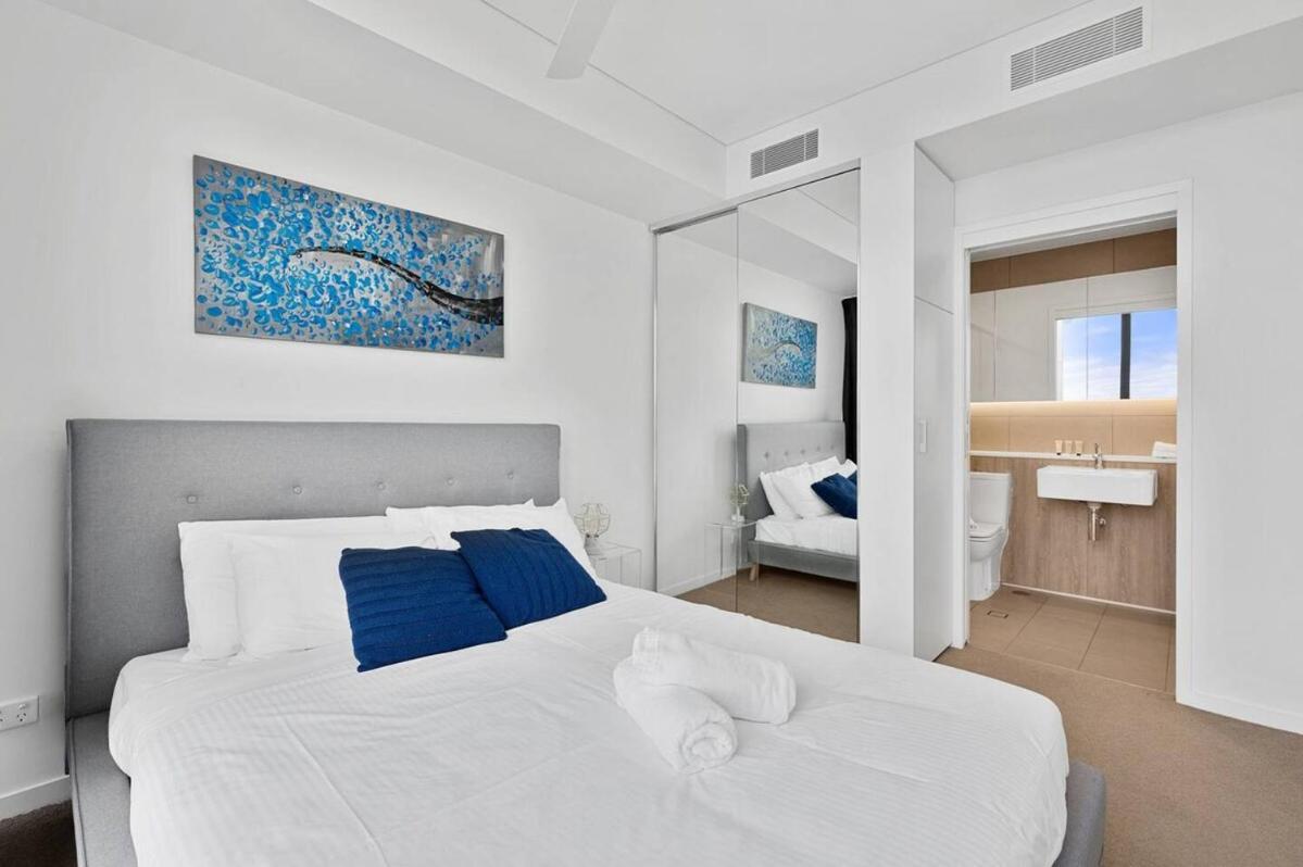 Stunning & River Views Rooftop Pool Gym Apartment Brisbane