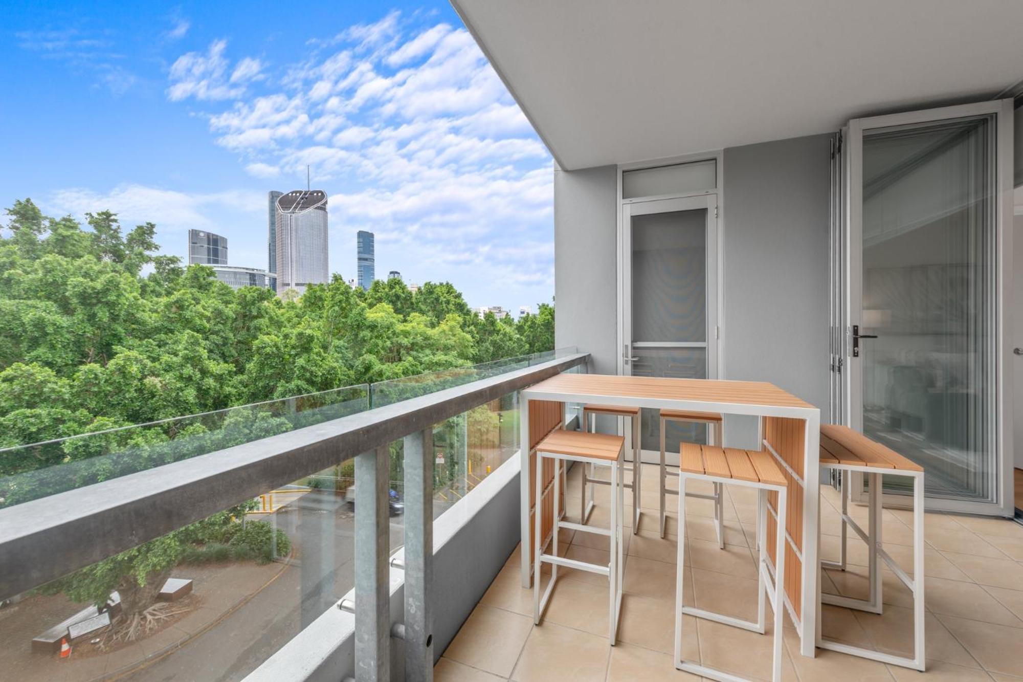 Modern Southbank Parklands Retreat *