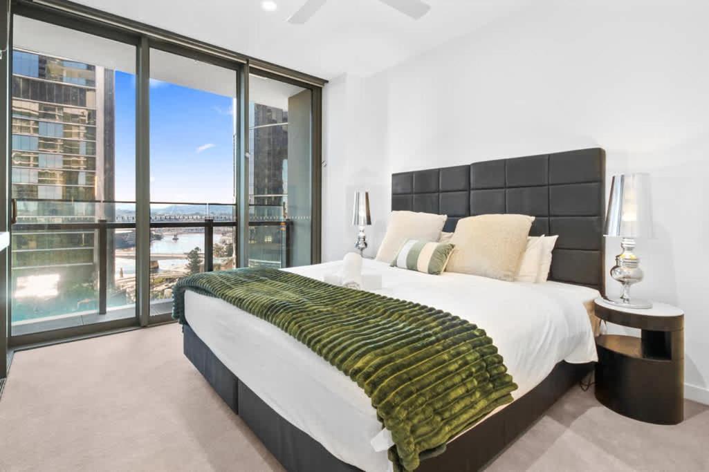 Apartment Queens Wharf - Cbd Luxury With Pool And Gym Brisbane