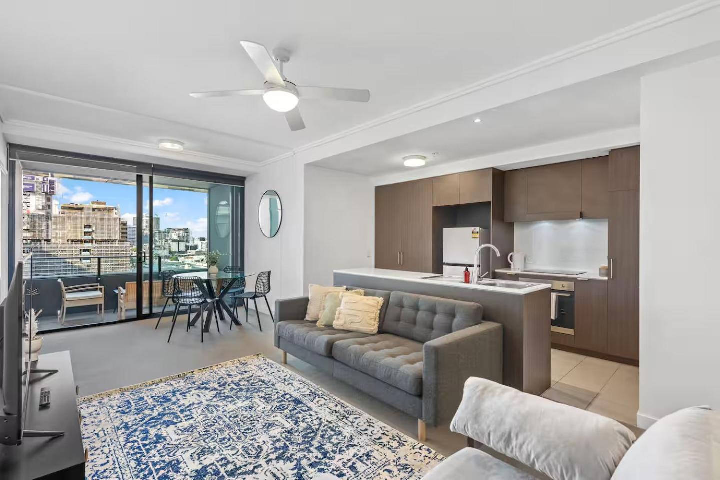 Spacious Valley Pad In Street Precinct Apartment