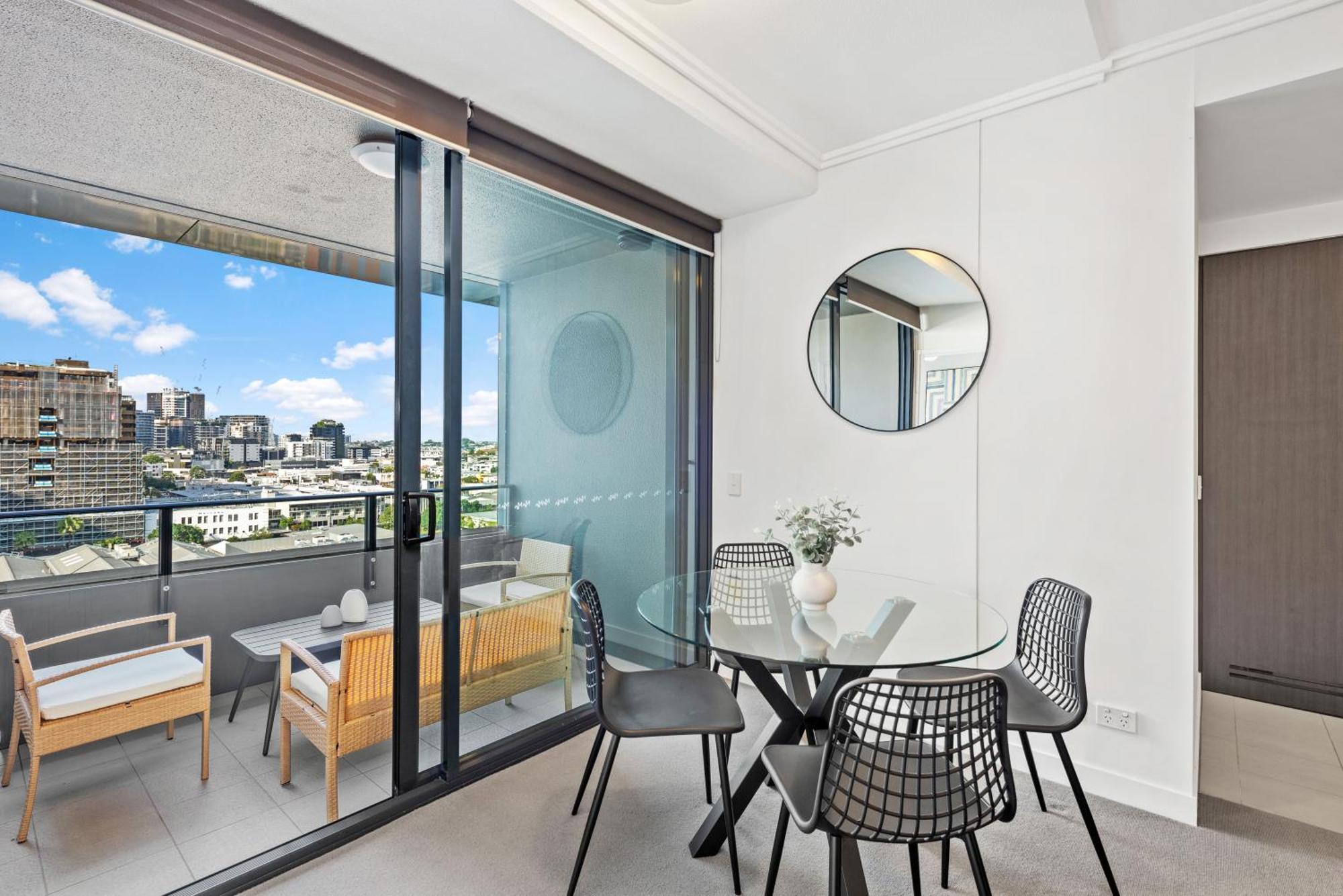 Spacious Valley Pad In Street Precinct Apartment *
