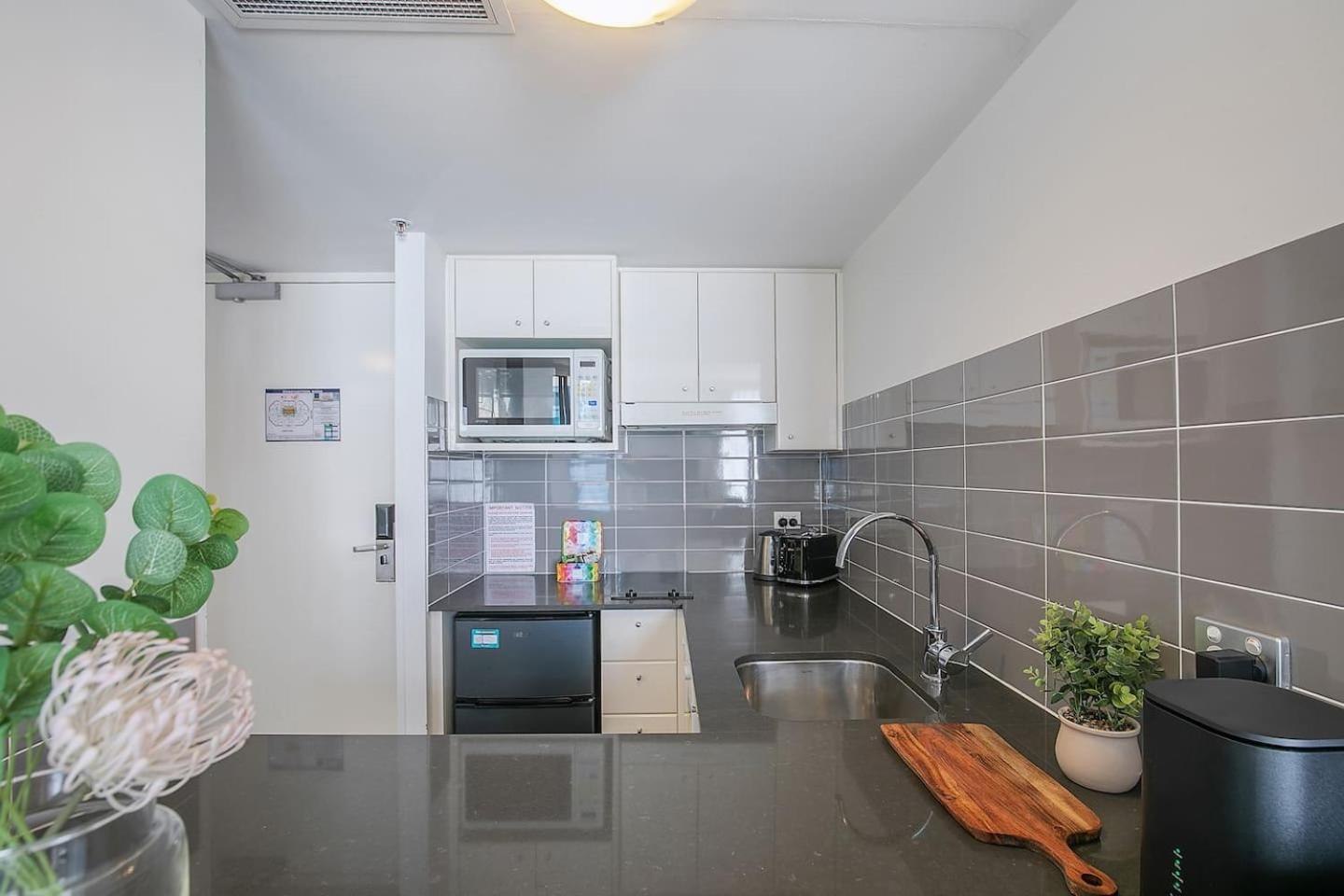 Charlotte's Poolside - Steps To Dining & Shops *