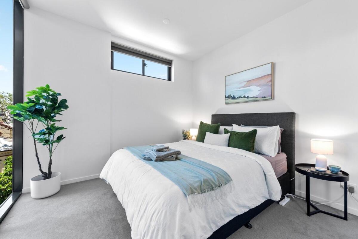 Resort-style Living - 1bed-1bath-1car Brisbane