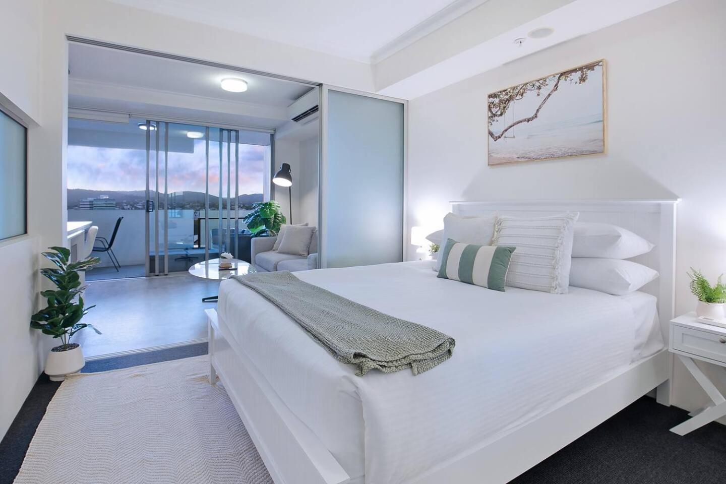 Boundless Horizons - Stylish Comfort & Views