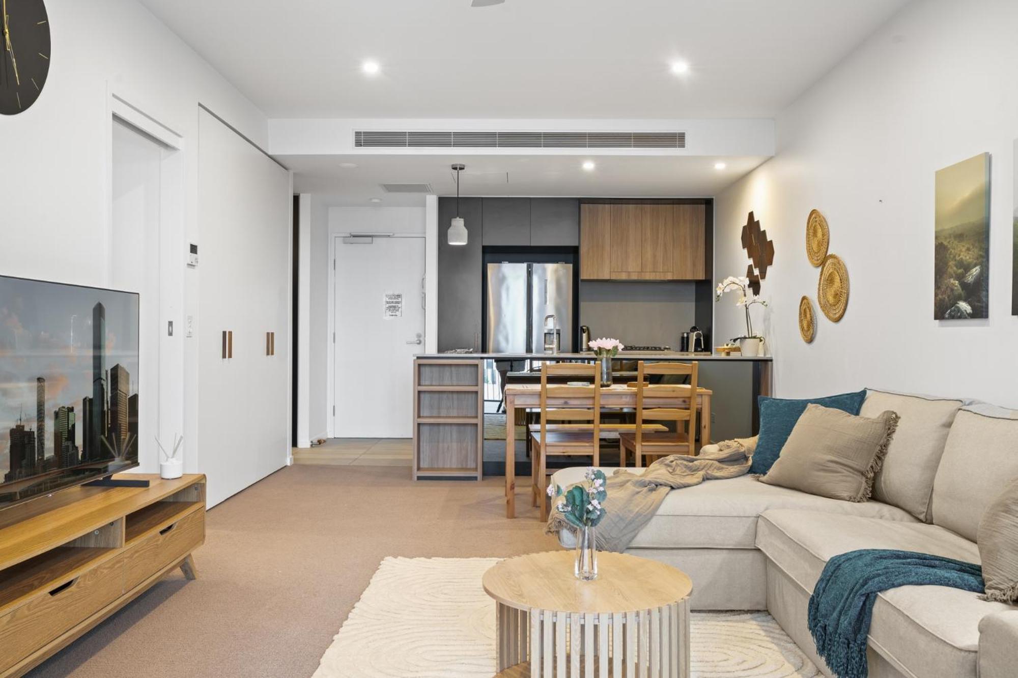 Spacious West End With Pool & Bbq Access *