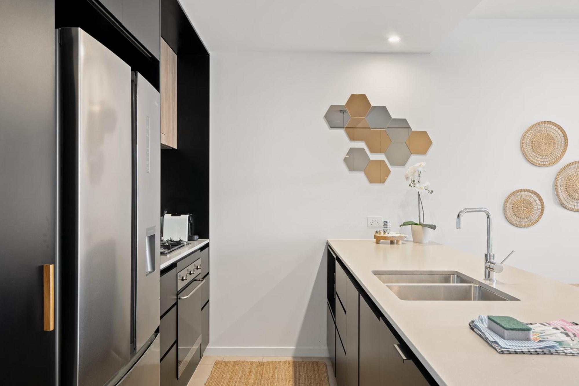 Spacious West End With Pool & Bbq Access Apartment *