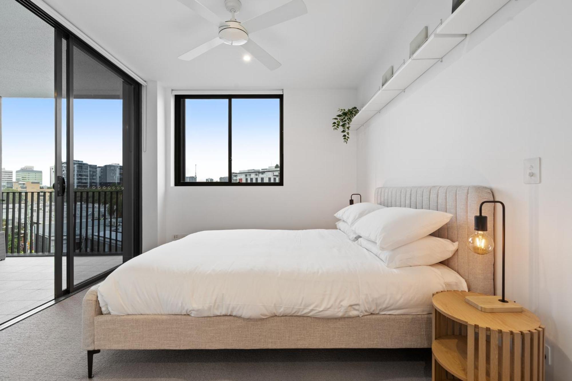 Spacious West End With Pool & Bbq Access Apartment