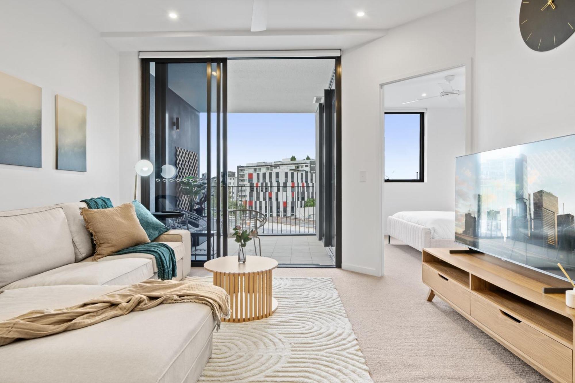 Apartment Spacious West End With Pool & Bbq Access