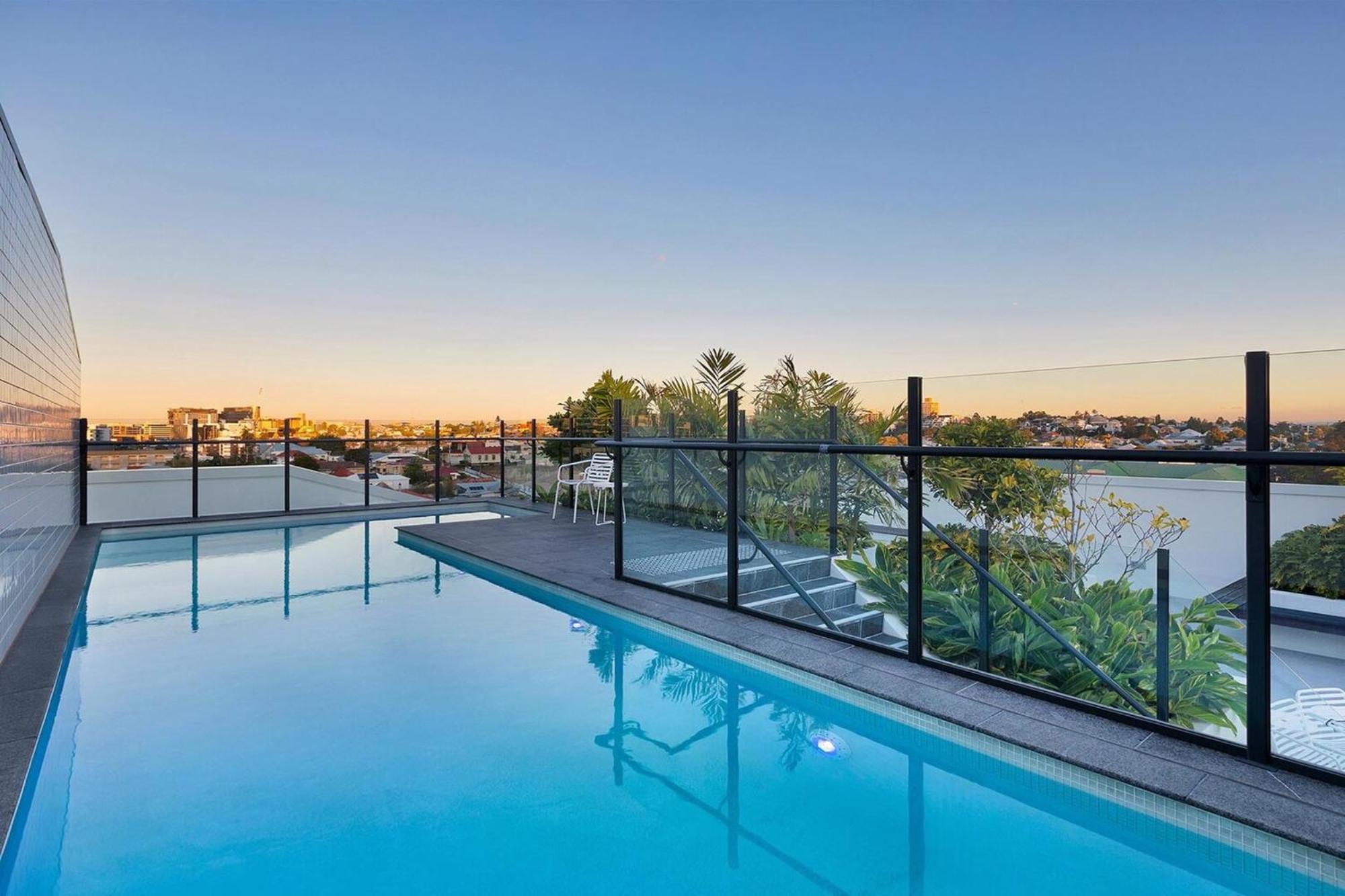 Spacious West End With Pool & Bbq Access *