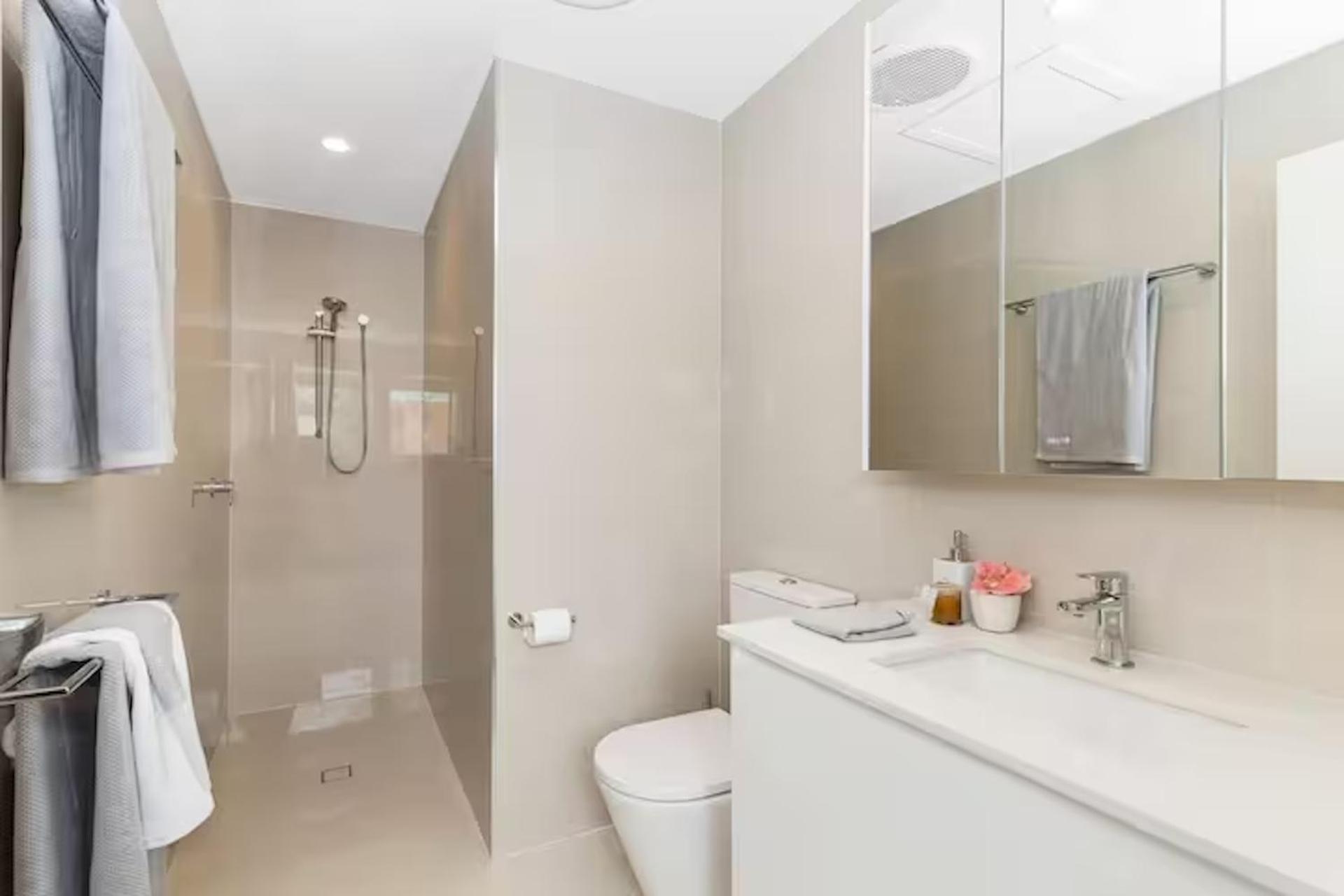 Villa Park Avenue Luxe Chic Townhouse Sleeps 9, Carpark