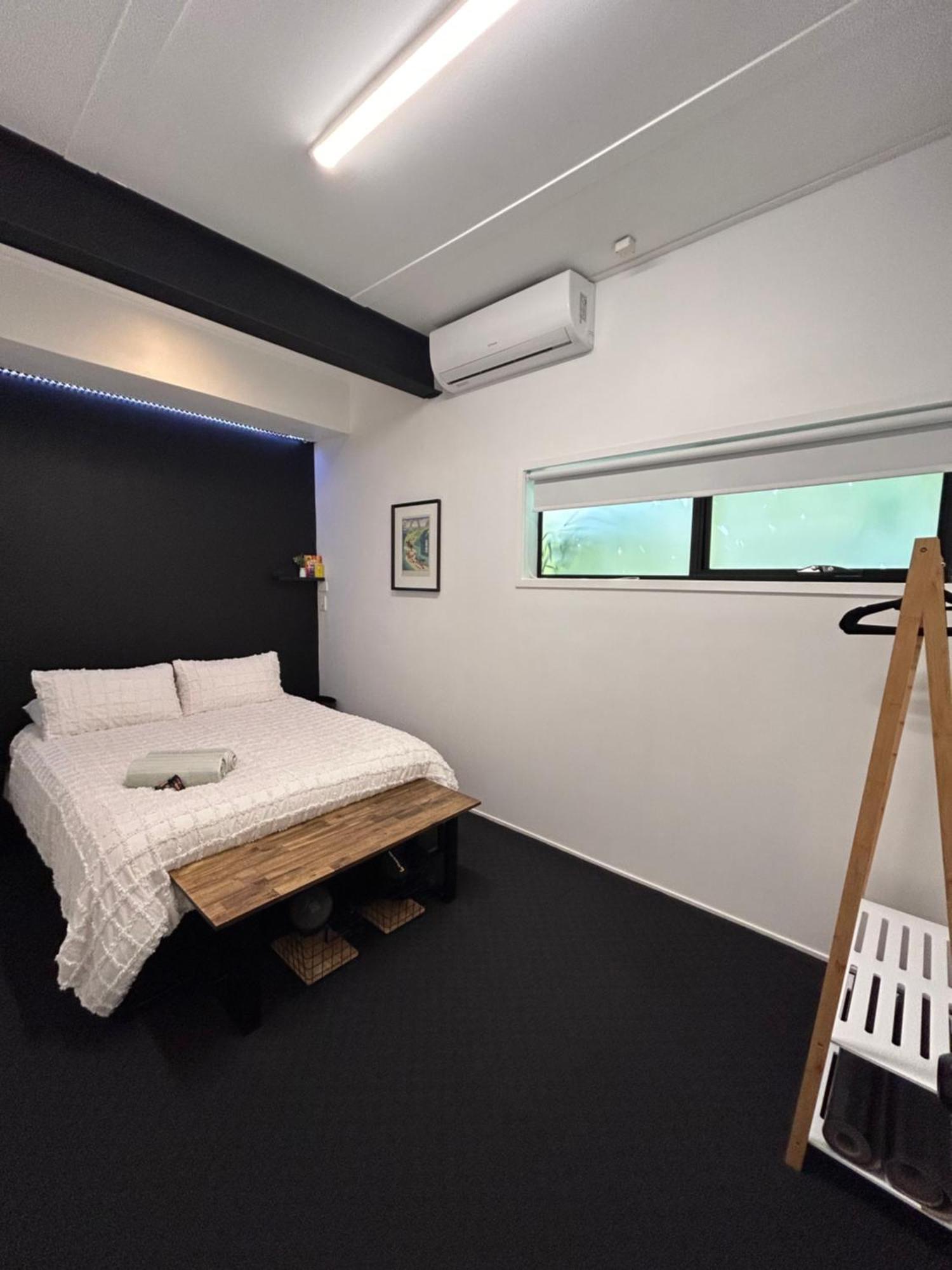 West Hub. Private Infrared Sauna Near & Much More! New Purpose Built Loft Style! Holiday home