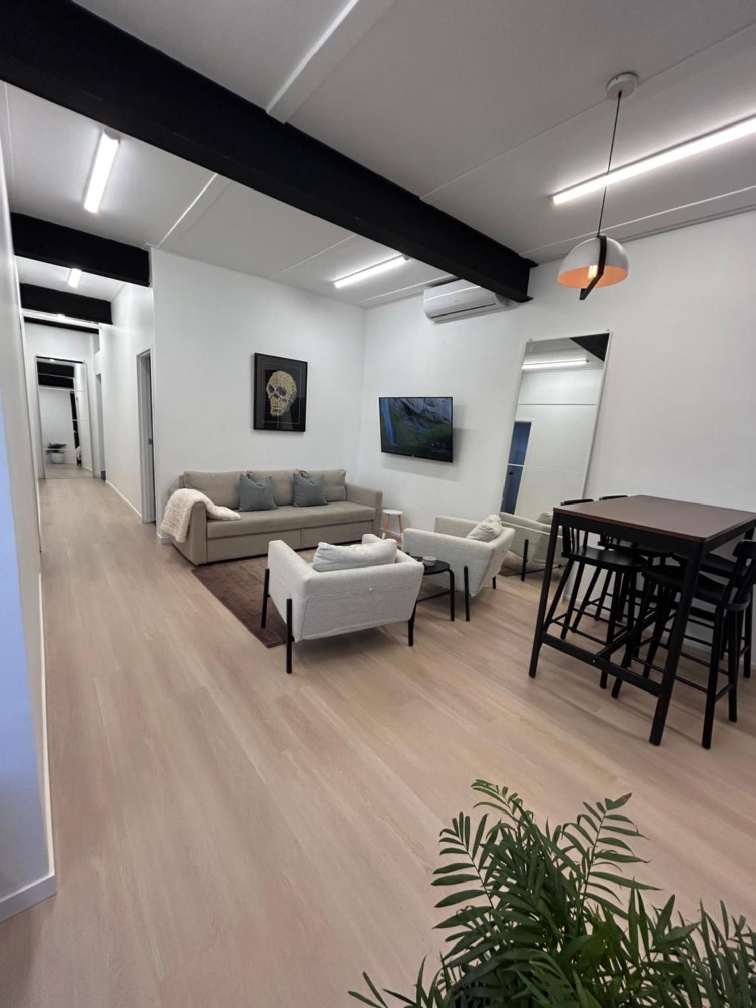 West Hub. Private Infrared Sauna Near & Much More! New Purpose Built Loft Style! Holiday home