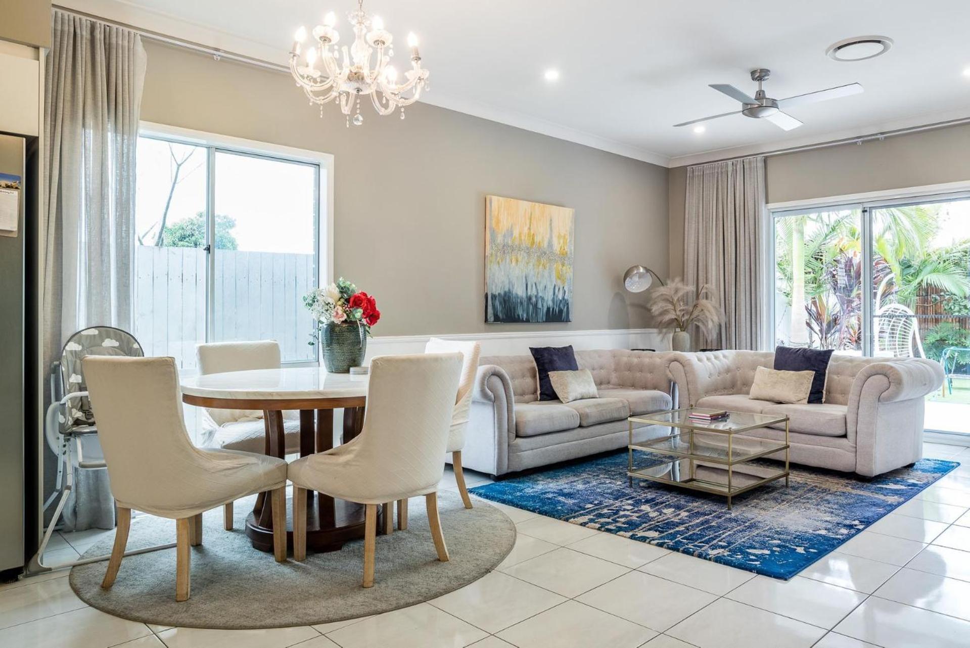 The Airport Stop Spacious House & Sky Base *