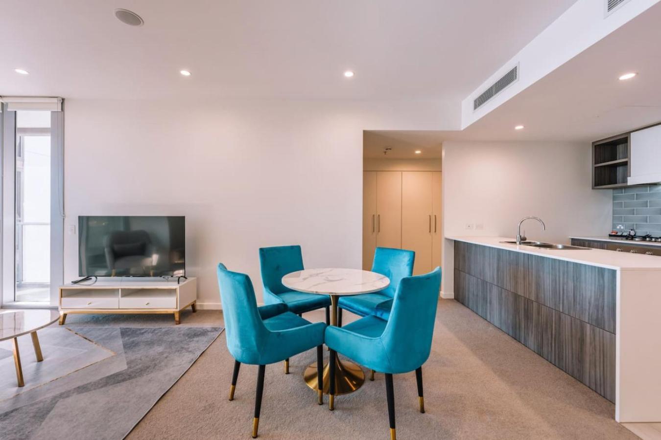 Contemporary 2br W Deck And Bbq Access Apartment *