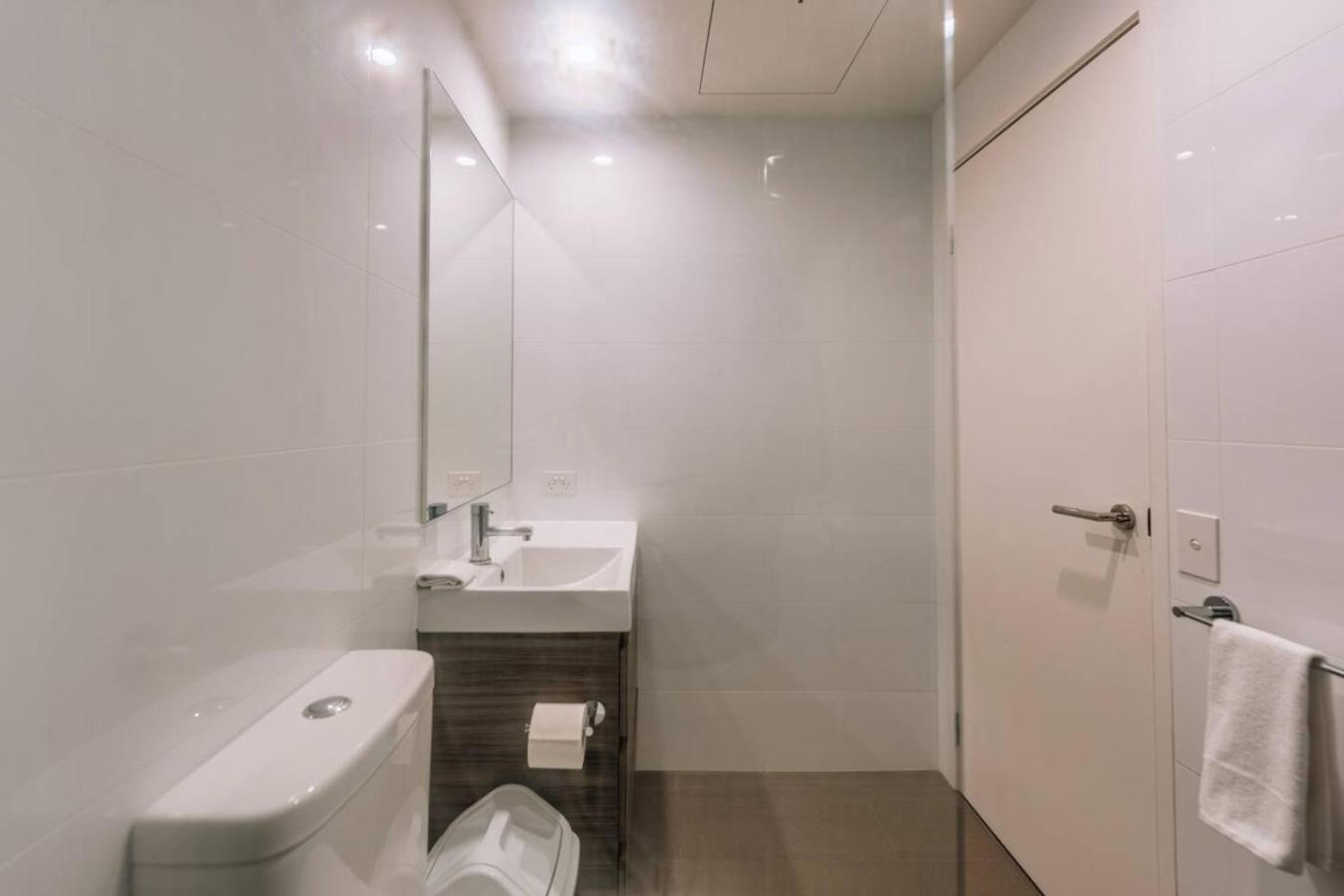 Apartment Contemporary 2br W Deck And Bbq Access Brisbane