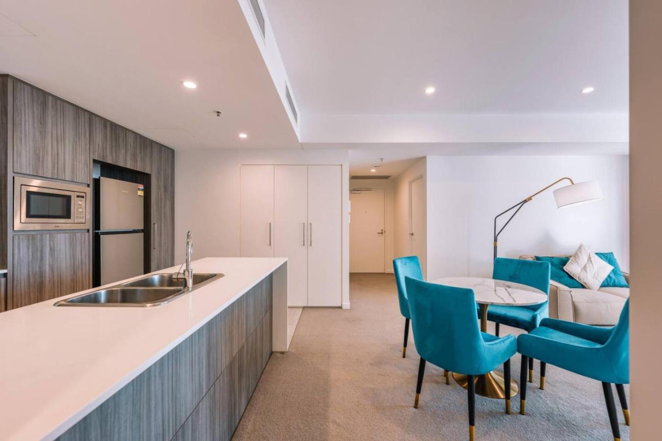 Contemporary 2br W Deck And Bbq Access Brisbane