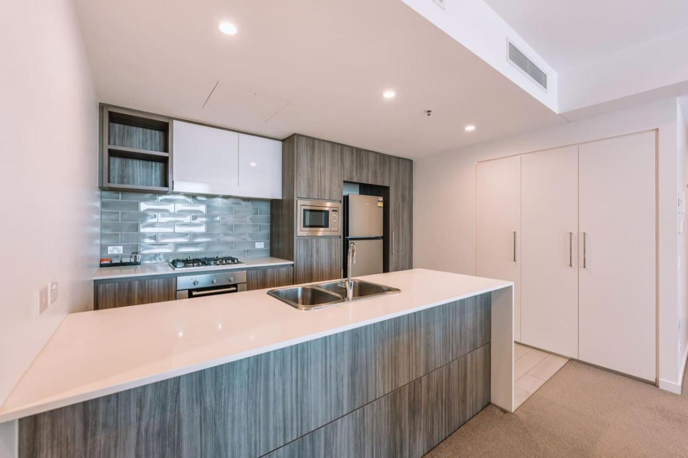 Contemporary 2br W Deck And Bbq Access * Brisbane