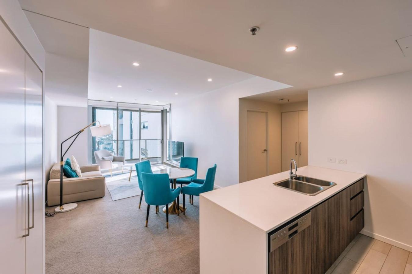 Contemporary 2br W Deck And Bbq Access Apartment Brisbane