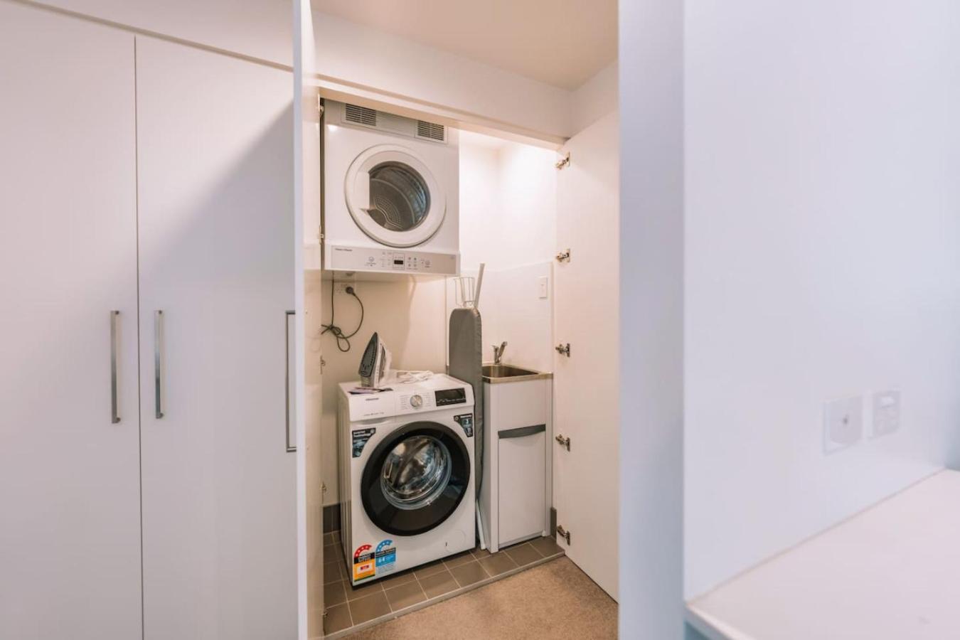 Contemporary 2br W Deck And Bbq Access * Brisbane