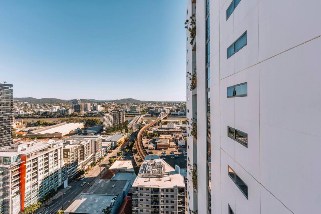 Contemporary 2br W Deck And Bbq Access Apartment Brisbane