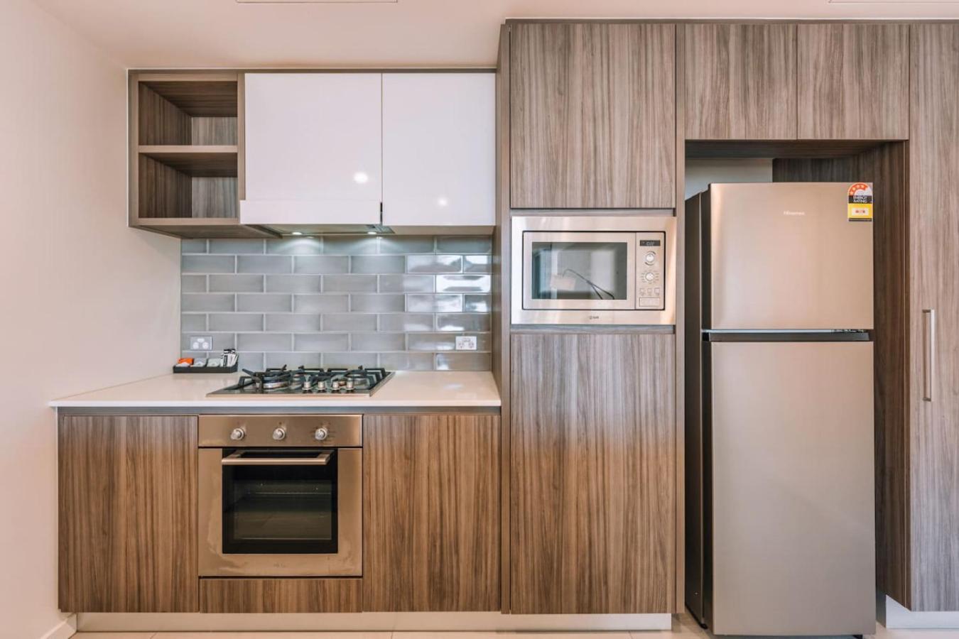 Apartment Contemporary 2br W Deck And Bbq Access Brisbane