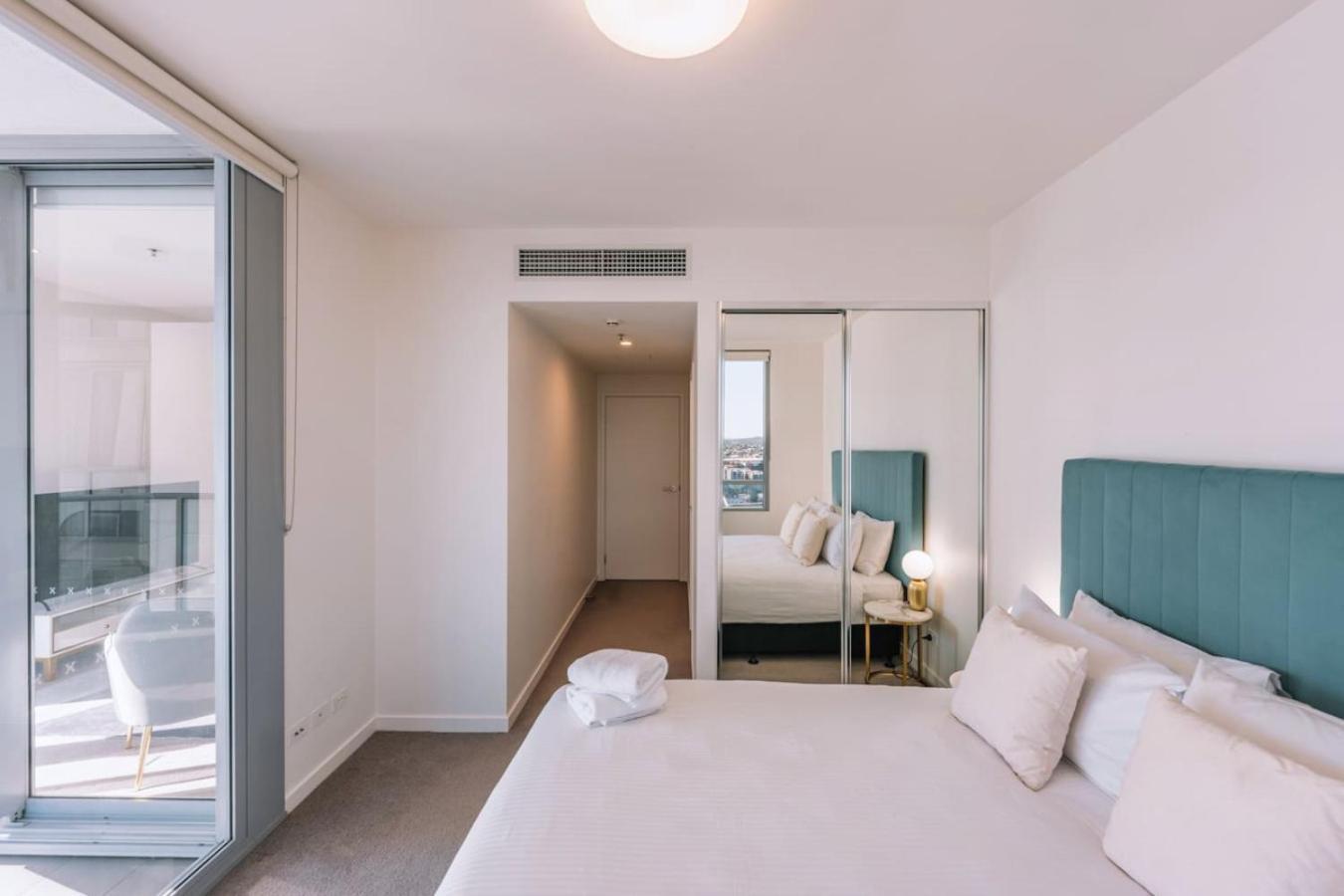 Contemporary 2br W Deck And Bbq Access *