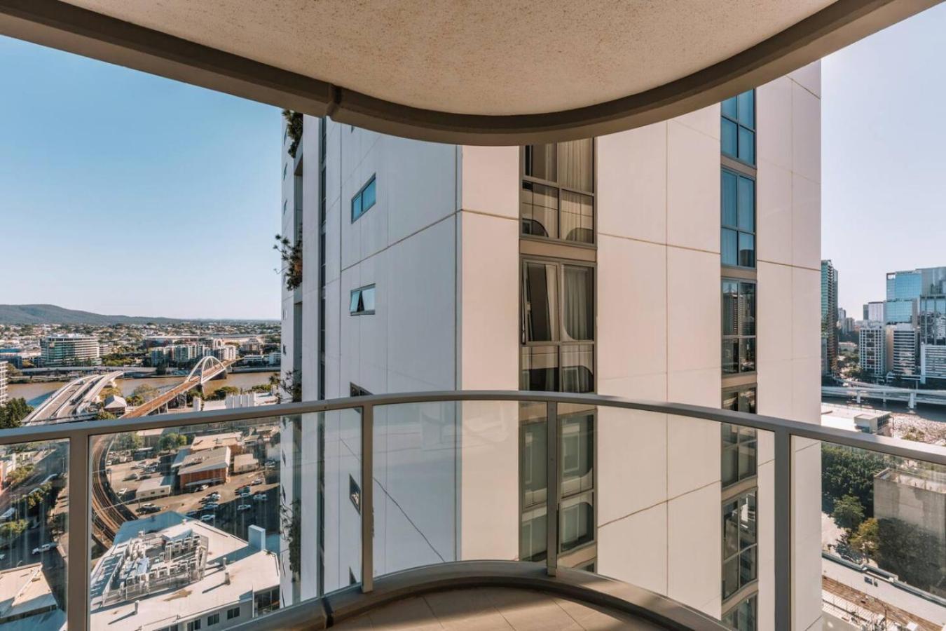 Contemporary 2br W Deck And Bbq Access