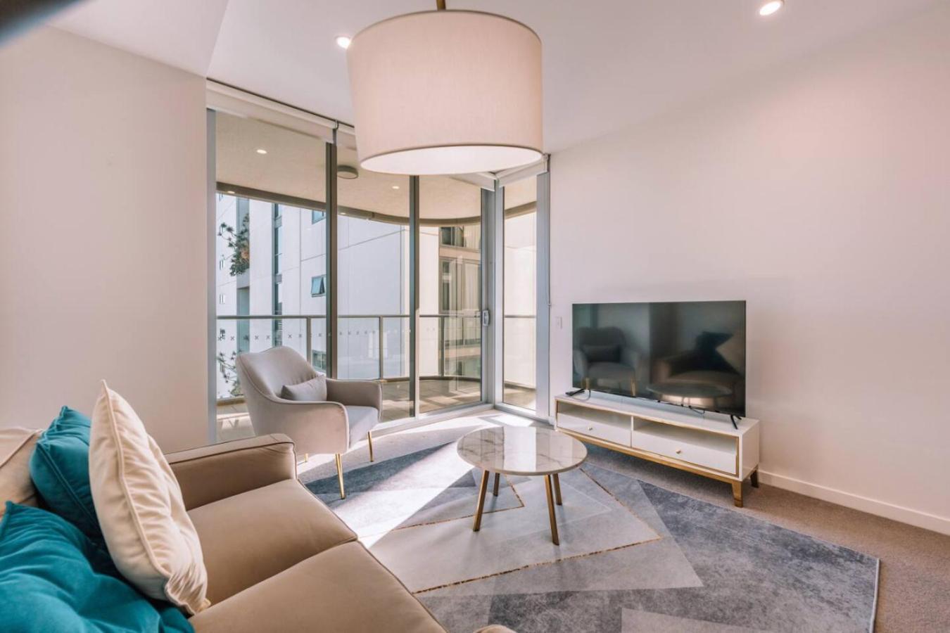 Contemporary 2br W Deck And Bbq Access Apartment Brisbane