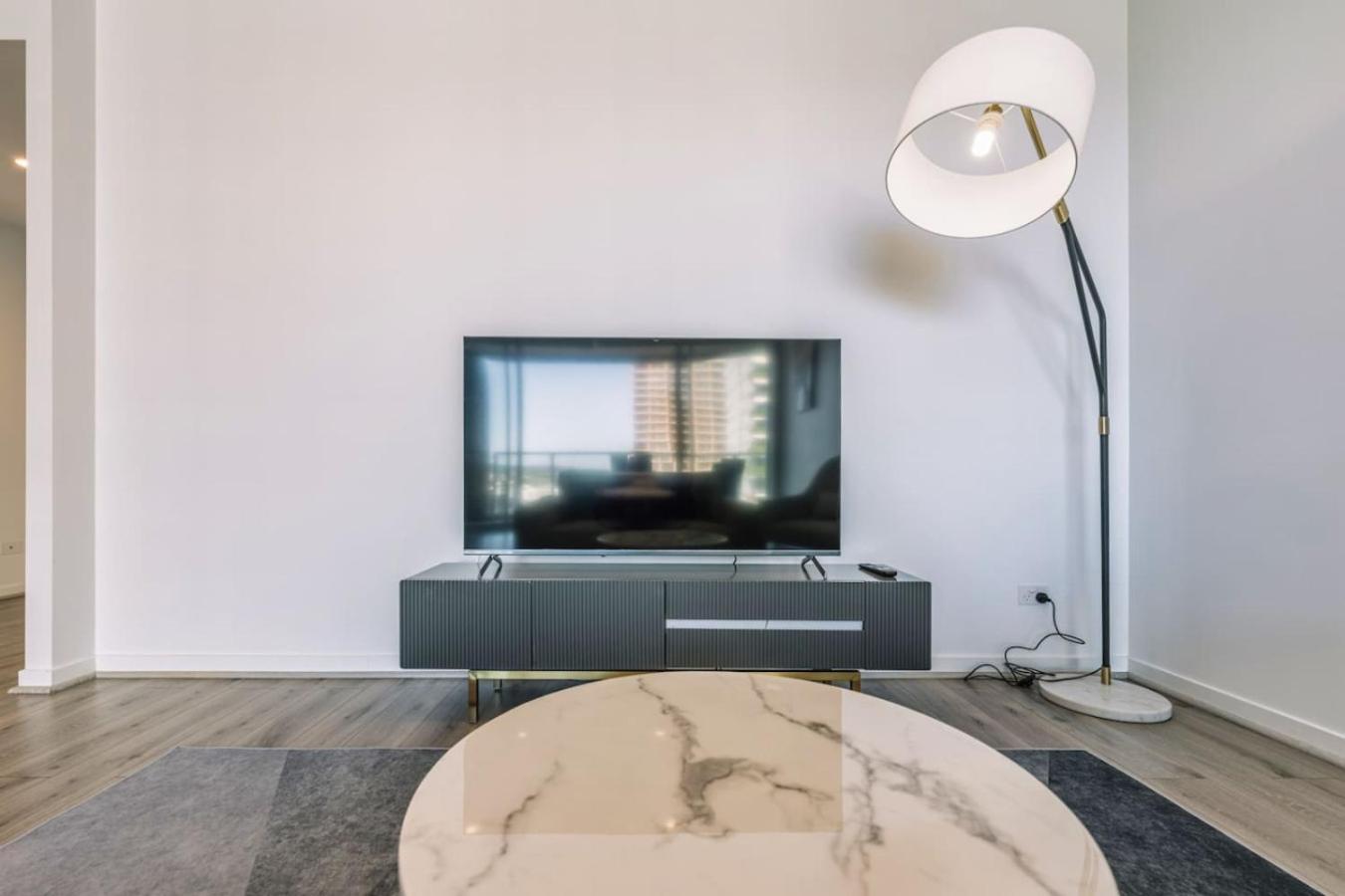 Tranquil 2br Between Art And Sky Apartment