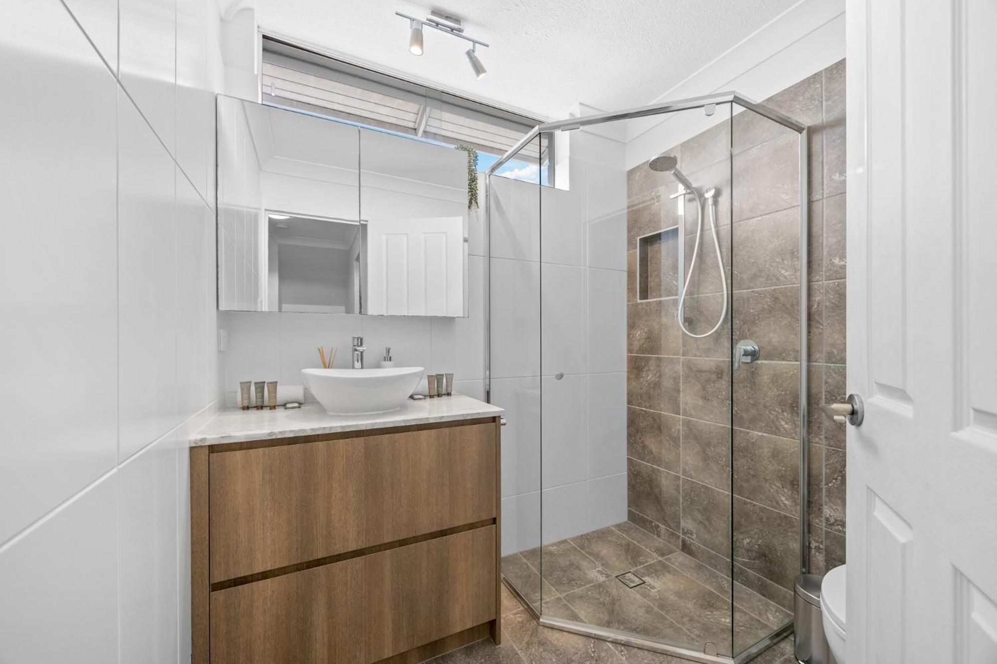 Stylish 4-bed Townhouse With Panoramic Ocean Views