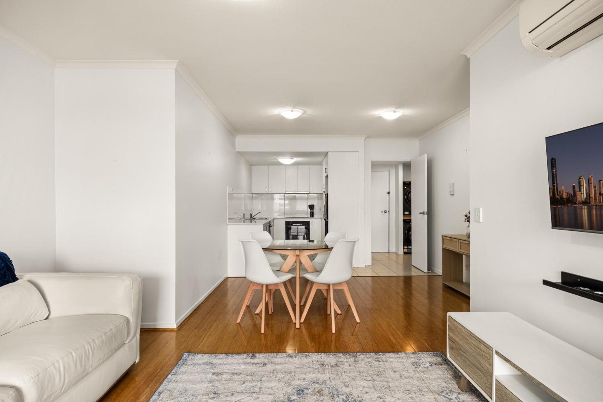 Apartment Modern 2-bed With Gym & Sauna Access