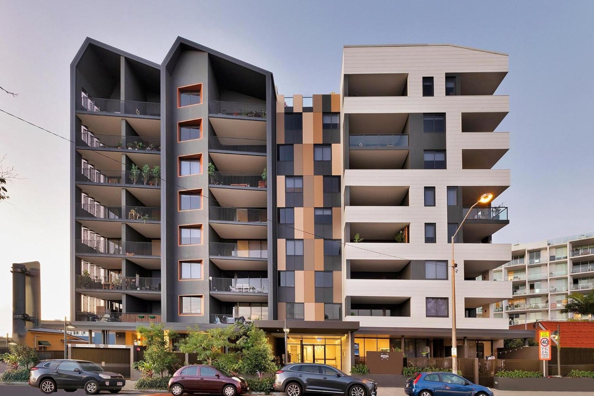 Apartment Spacious West End With Pool & Bbq Access